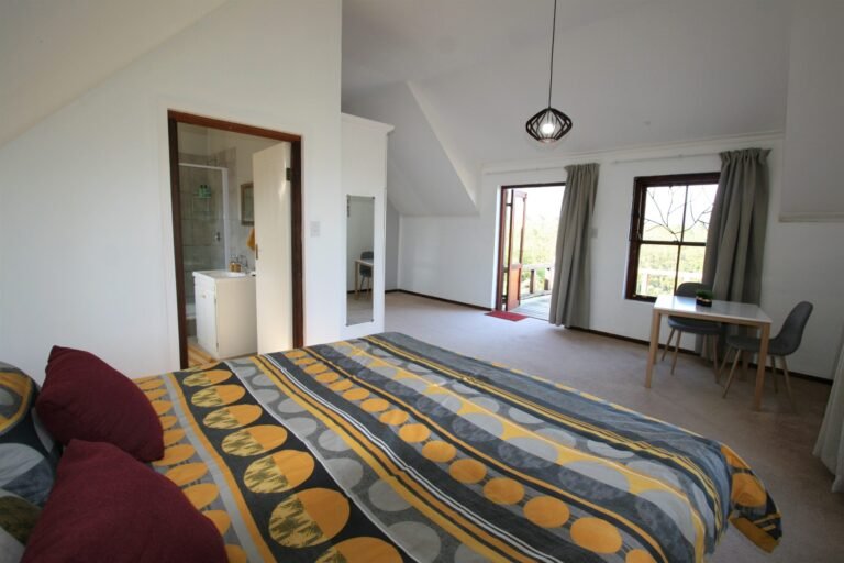 Colourful BnB the Crags bed 768x512